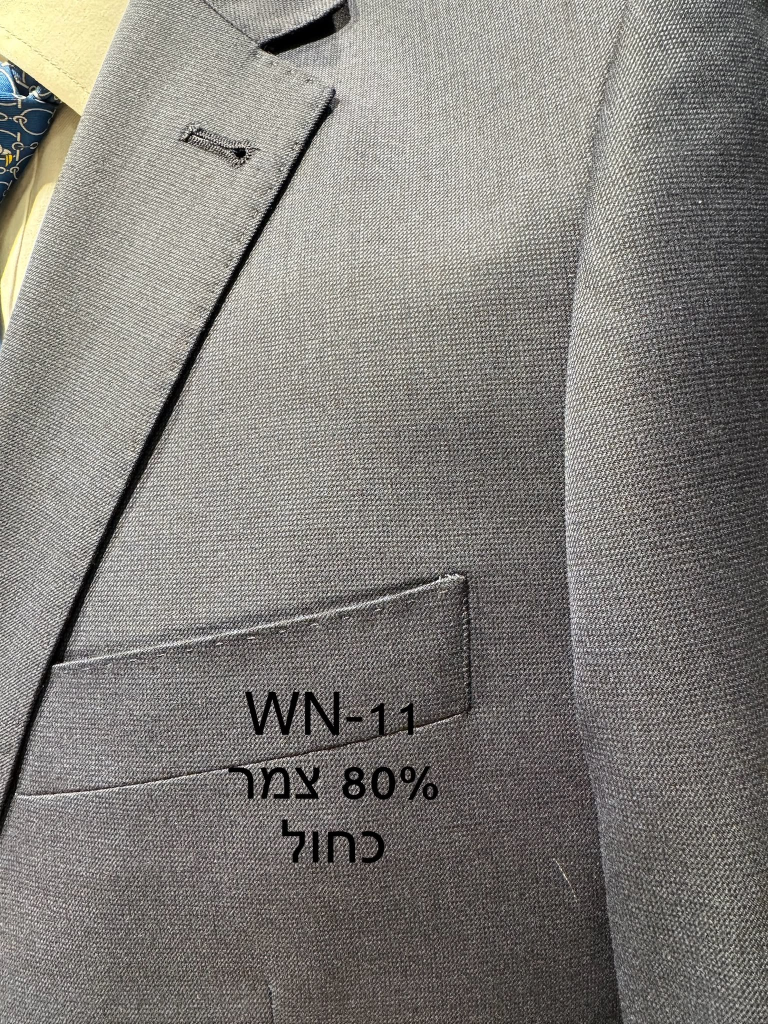 חליפת Adore דגם WN-11 בצבע כחול עם 80% צמר, צילום תקריב של דש הז'קט, כיס החזה ומרקם הבד