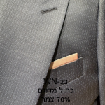 חליפת Adore דגם WN-23 בצבע כחול מדוגם עם 70% צמר, צילום תקריב של דש הז'קט, כיס החזה ומטפחת בגוון ורוד