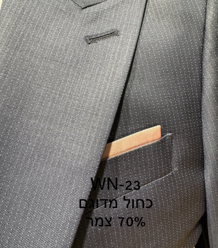חליפת Adore דגם WN-23 בצבע כחול מדוגם עם 70% צמר, צילום תקריב של דש הז'קט, כיס החזה ומטפחת בגוון ורוד