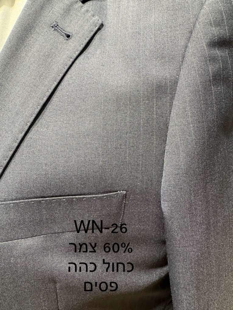 חליפת Adore דגם WN-26 בצבע כחול כהה עם פסים עדינים ו-60% צמר, צילום תקריב של דש הז'קט, כיס החזה ומרקם הבד