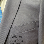 חליפת Adore דגם WN-29 בצבע כחול כהה עם 70% צמר ובד בעל מרקם גאומטרי עדין, צילום תקריב של דש הז'קט וכיס החזה