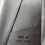 חליפת Adore דגם WN-38 בצבע שחור חלק, צילום תקריב של דש הז'קט, כיס החזה ומרקם הבד האחיד