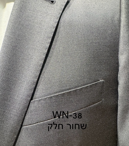 חליפת Adore דגם WN-38 בצבע שחור חלק, צילום תקריב של דש הז'קט, כיס החזה ומרקם הבד האחיד
