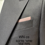 חליפת Adore דגם WS-20 בצבע שחור מדוגם עם 70% צמר, צילום תקריב של בד עם דוגמת נקודות עדינה, דש הז'קט ומטפחת ורודה בכיס החזה
