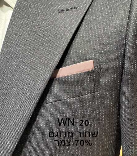 חליפת Adore דגם WS-20 בצבע שחור מדוגם עם 70% צמר, צילום תקריב של בד עם דוגמת נקודות עדינה, דש הז'קט ומטפחת ורודה בכיס החזה