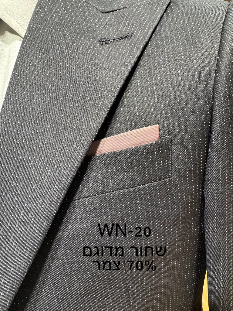 חליפת Adore דגם WS-20 בצבע שחור מדוגם עם 70% צמר, צילום תקריב של בד עם דוגמת נקודות עדינה, דש הז'קט ומטפחת ורודה בכיס החזה