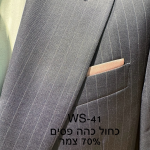חליפת Adore דגם WS-41 בצבע כחול כהה עם פסי סיכה ו-70% צמר, צילום תקריב של דש הז'קט, כיס החזה ומטפחת בגוון אפרסק