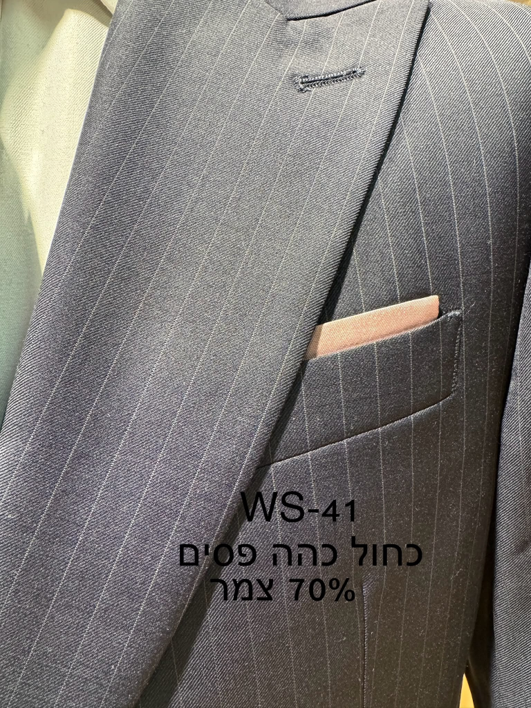 חליפת Adore דגם WS-41 בצבע כחול כהה עם פסי סיכה ו-70% צמר, צילום תקריב של דש הז'קט, כיס החזה ומטפחת בגוון אפרסק
