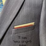 חליפת Adore דגם T-105 בצבע כחול עם פסים עדינים, צילום תקריב של דש הז'קט, כיס החזה ומטפחת בגווני קרם ובורדו