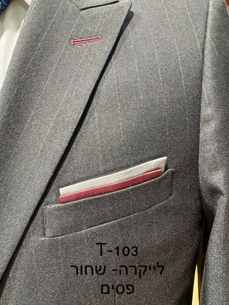 חליפת Adore דגם T-103 בצבע שחור עם פסים עדינים, צילום תקריב של דש הז'קט, כיס החזה ומטפחת בגווני לבן ובורדו