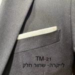 חליפת Adore דגם TM-21 בצבע שחור חלק מבד לייקרה, צילום תקריב של דש הז'קט, כיס החזה ומטפחת לבנה