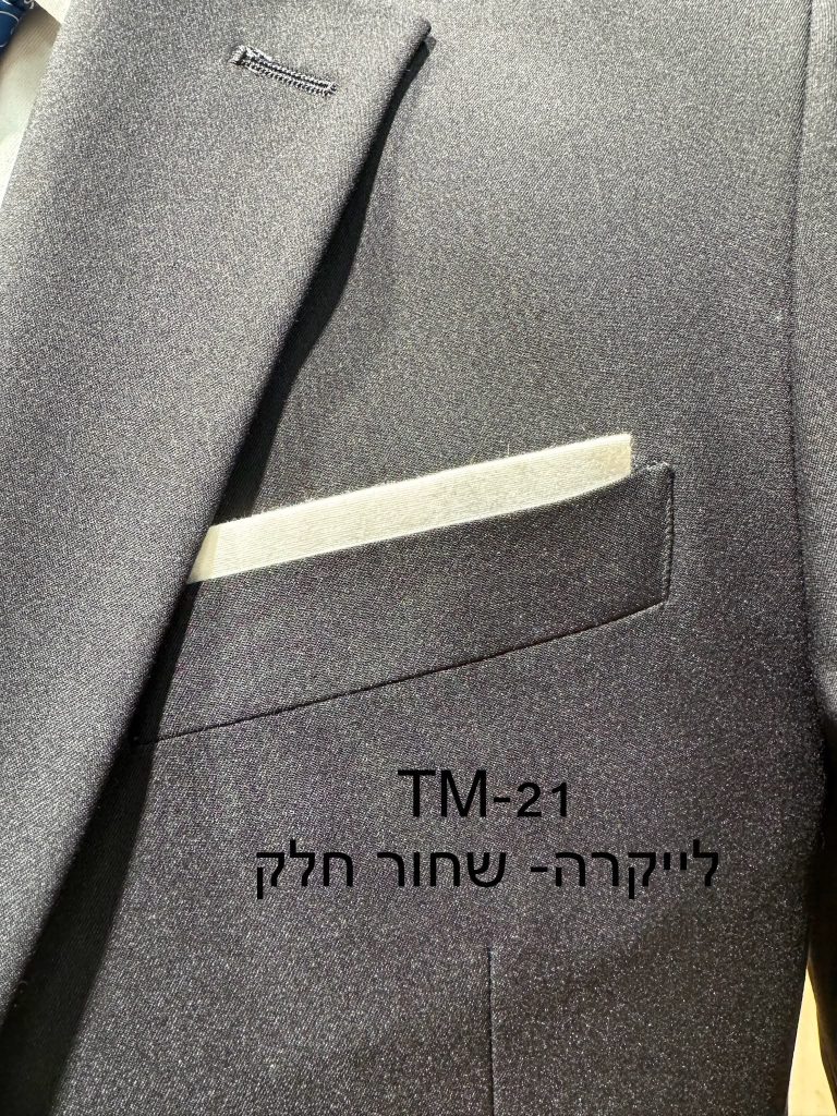 חליפת Adore דגם TM-21 בצבע שחור חלק מבד לייקרה, צילום תקריב של דש הז'קט, כיס החזה ומטפחת לבנה